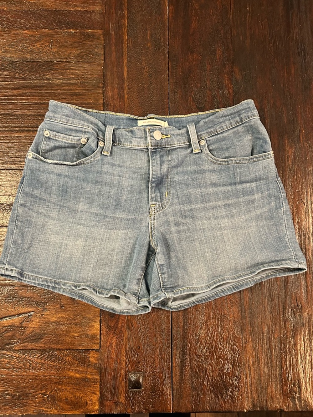 Levi’s Classic Light Blue Mid Length Denim Jean Women’s Shorts- Size 28